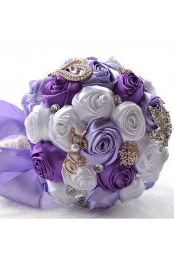 White and Grape wedding bouquets for Home Garden Party Wedding holding flowers
